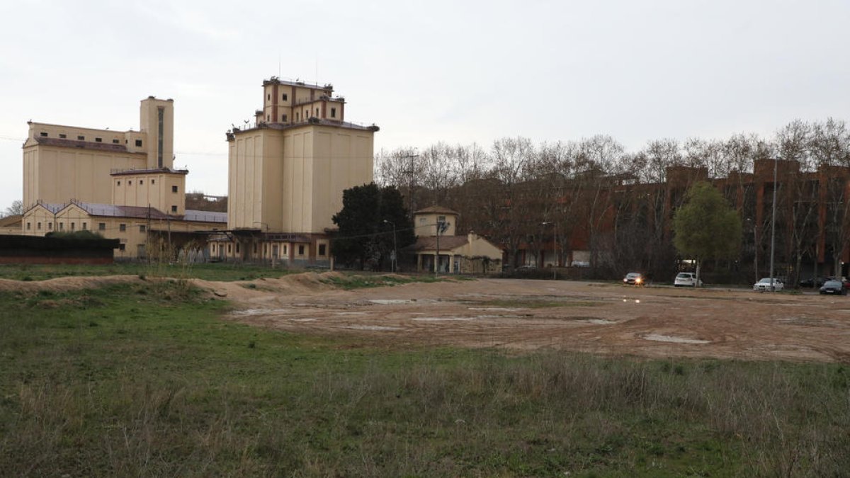 El solar de Josep Pallach y los antiguos silos del Senpa, la ubicación inicial y la definitiva del albergue.