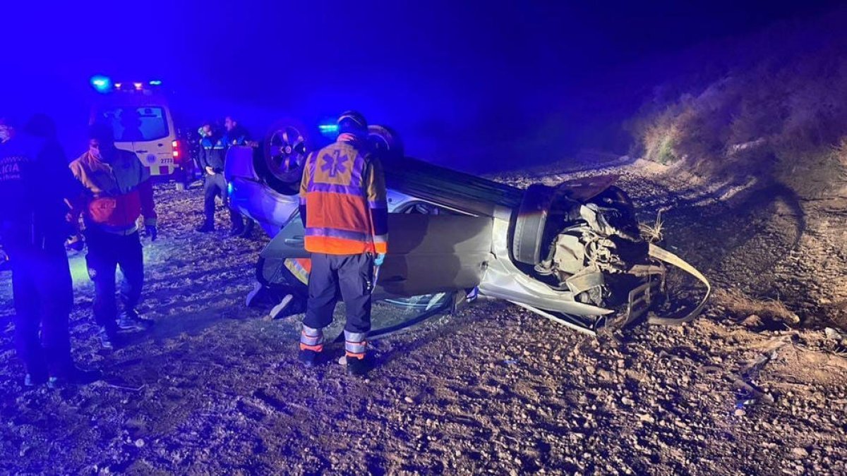 Efectivos del SEM y de la Guardia Urbana socorriendo a los heridos en el accidente de Torre Salses.