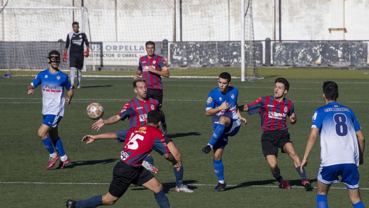 Dispositiu de seguretat en el partit - Els Mossos d’Esquadra van controlar l’entrada de les dos aficions, però no van revisar les pertinences dels assistents al camp i tampoc van haver d’intervenir durant el transcurs del partit, ja que no h ...