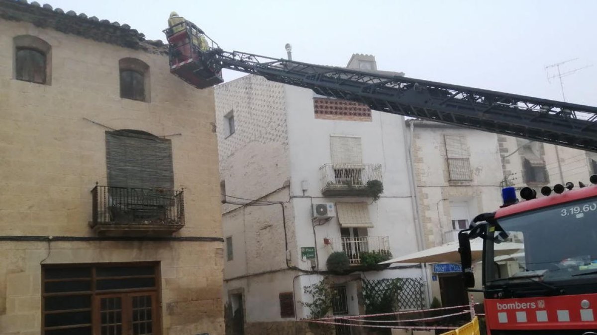 Los Bomberos revisaron el tejado y acordonaron ayer parte de la plaza de la Creu.
