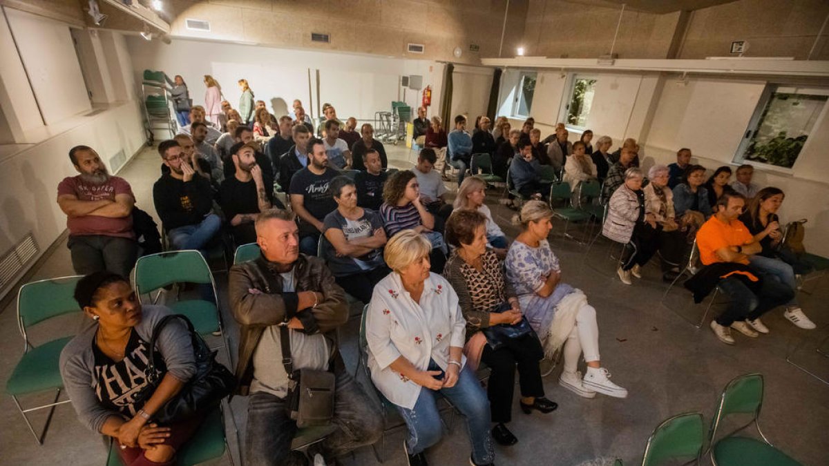 Desenes de veïns van assistir a la reunió convocada per la plataforma contra les okupacions.
