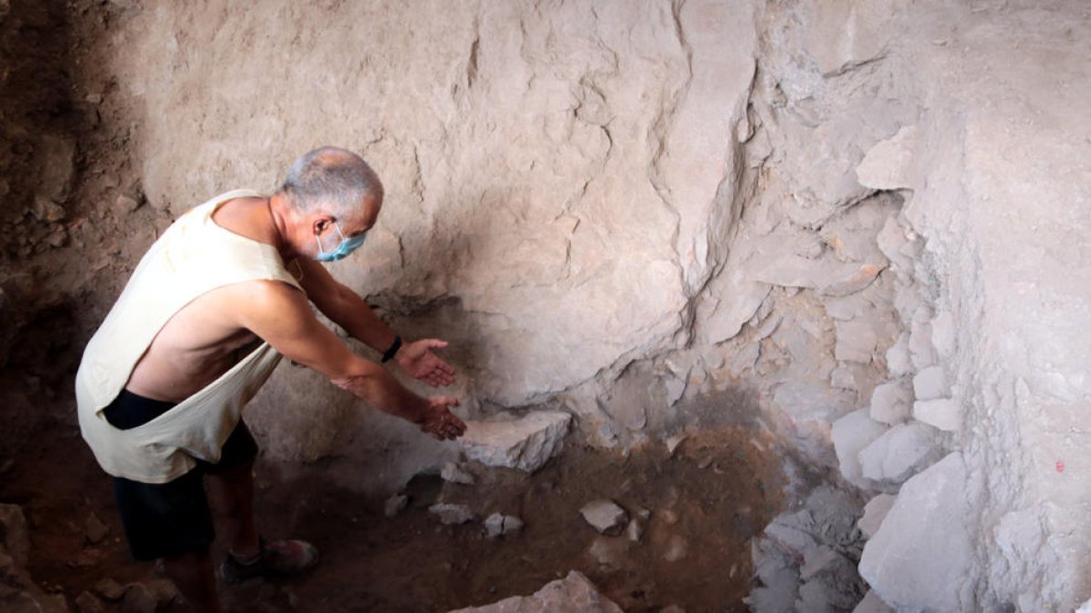 El arqueólogo Rafael Mora, el pasado verano en el lugar donde aparecieron los restos de ‘Linya’.