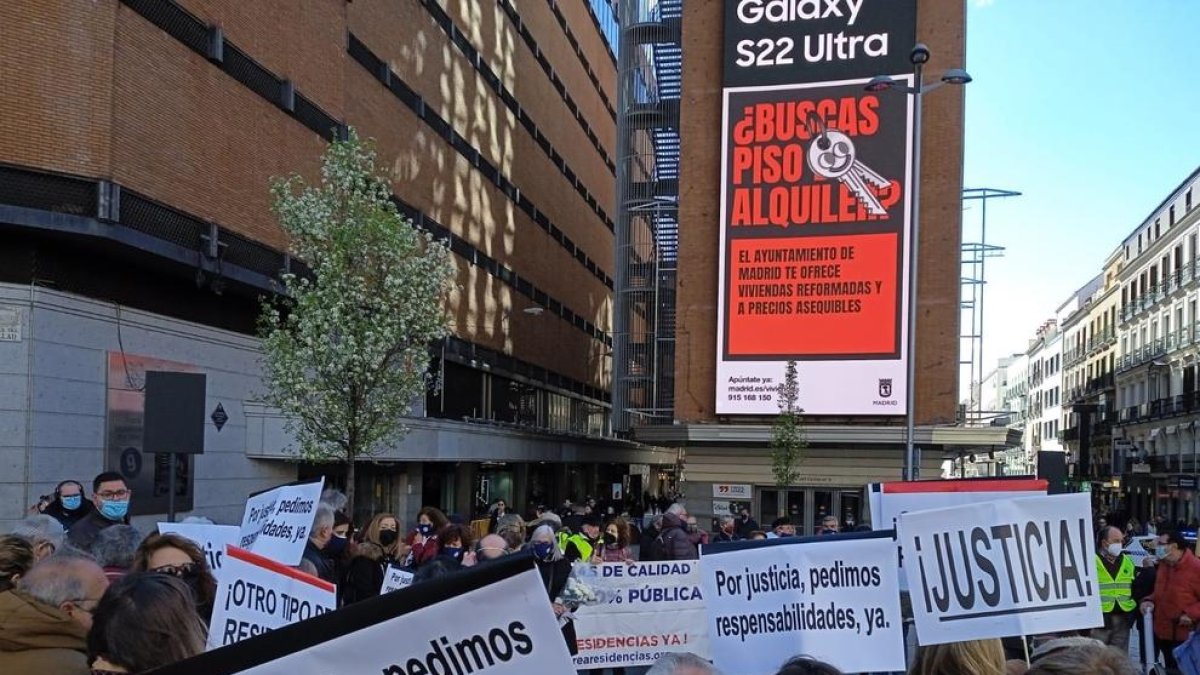 Manifestació ahir a Madrid contra la gestió de les residències.