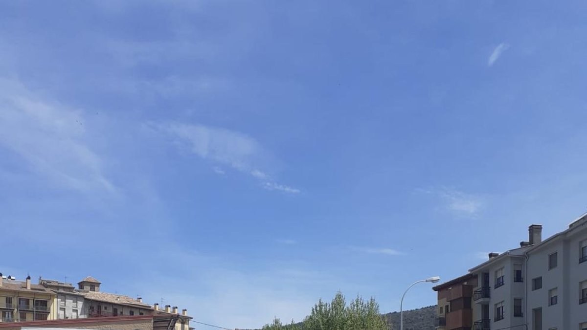 Estado actual del nuevo paseo en la travesía de la N-260.