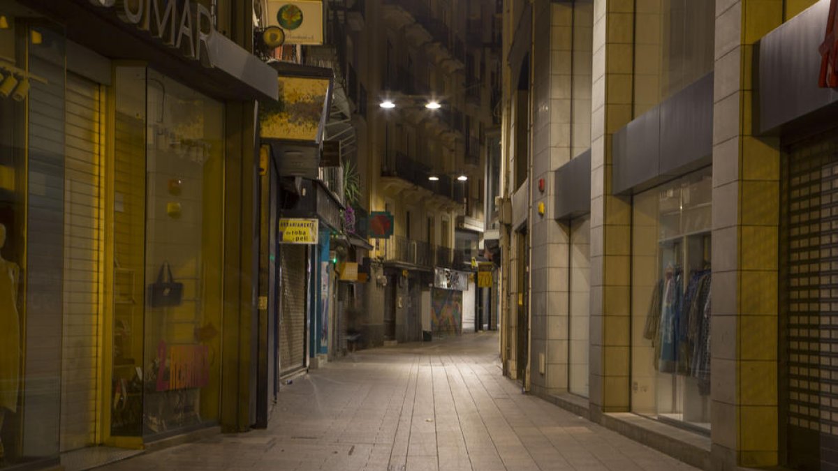 Imatge del carrer Major ahir a la nit, amb les botigues ja tancades.