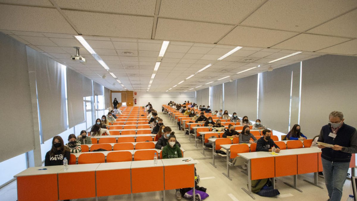 Un total de 420 alumnos estaban inscritos ayer para hacer la prueba en el campus de Cappont.