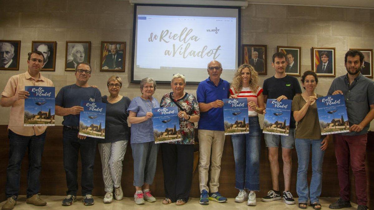 Entitats locals d'Agramunt retran homenatge a Guillem Viladot
