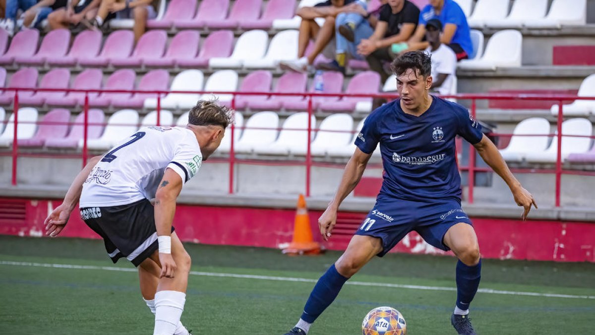 Soldevila, autor del tercer gol del partit, intenta superar un rival del Balaguer.