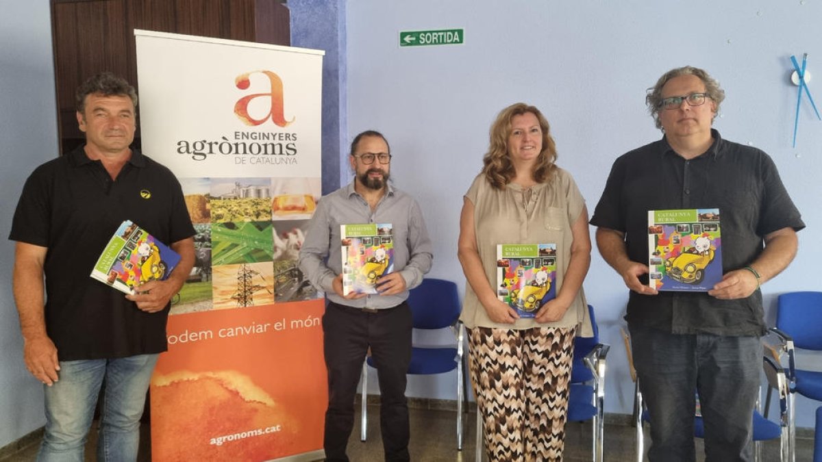 Carlos Vicente, Josep Piqué, Conxita Villar y Xavier Llopart con el libro ‘Catalunya rural’.