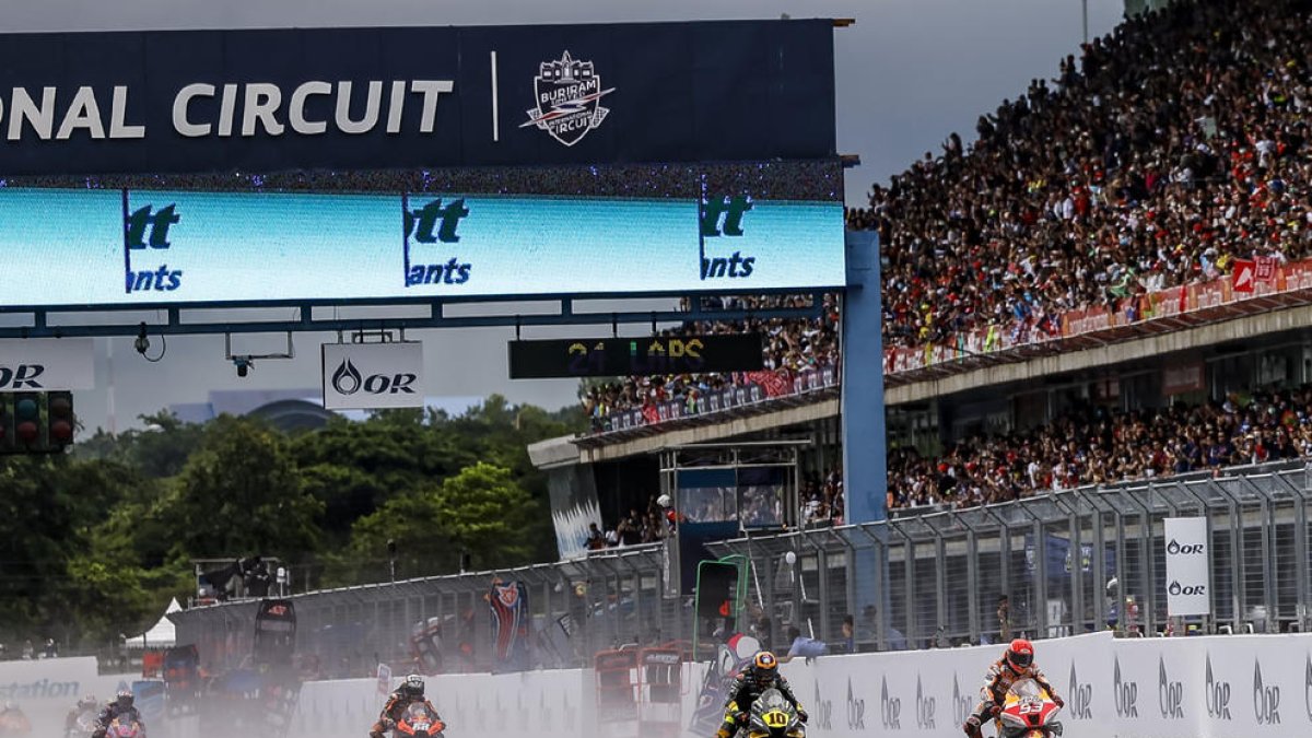 La carrera va començar amb més de mitja hora de retard i amb la pista molla.