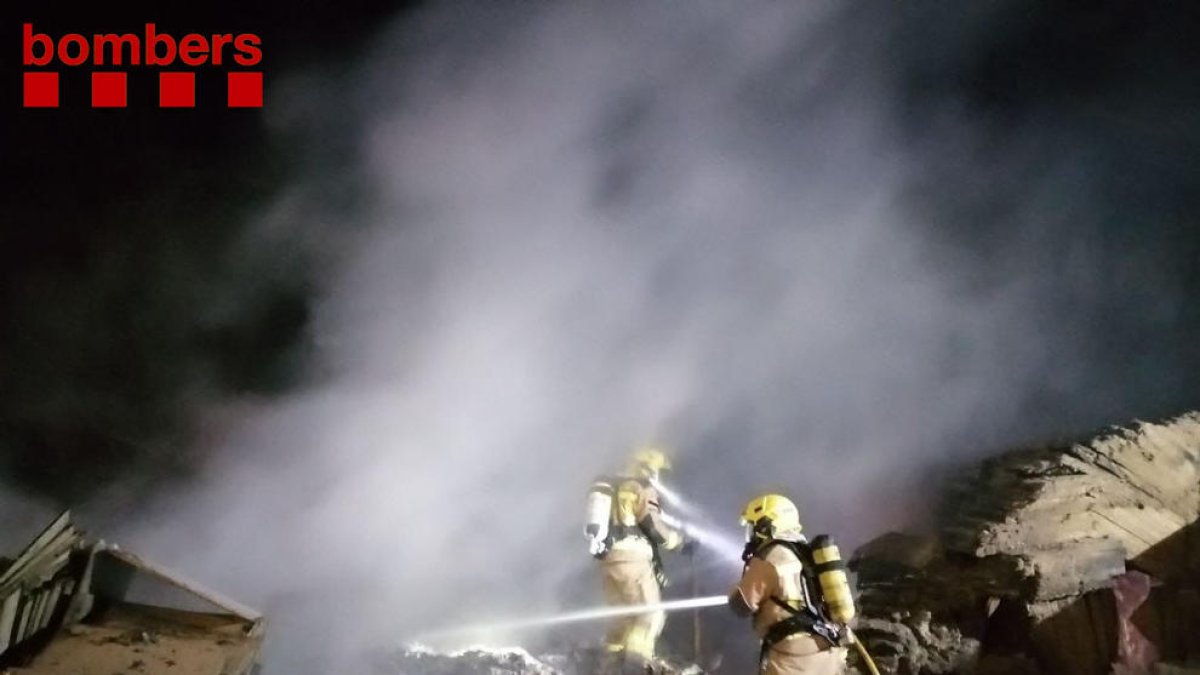Dos bomberos durante las tareas de extinción del fuego.