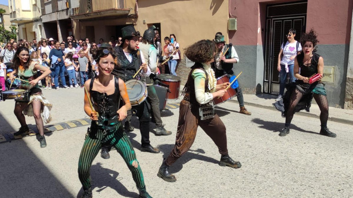 Sound de Secà va animar els veïns d’Anglesola amb una cercavila musical, diumenge.