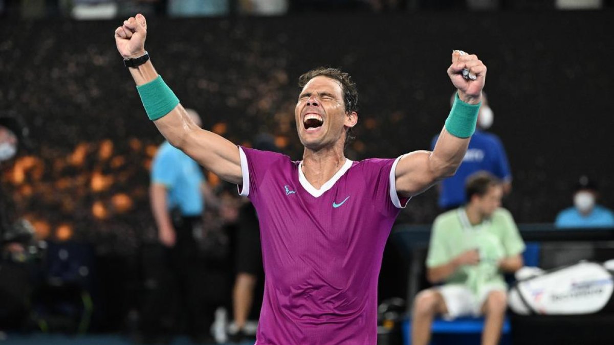 Nadal levanta los brazos eufórico tras batir a Medvedev y convertirse en el más grande de la histora.