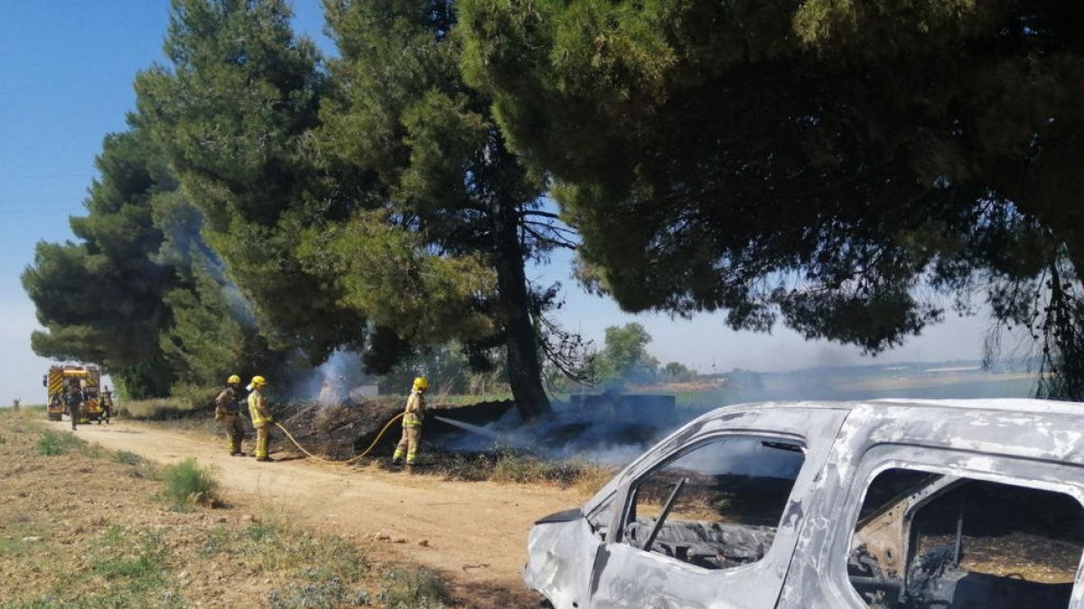 Imagen del incendio de Gimenells que quemó una furgoneta y vegetación.