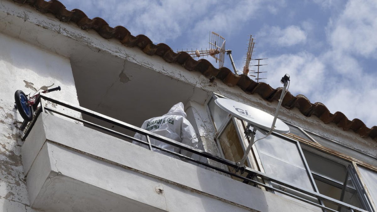 Un agent de la policia científica, ahir al lloc dels fets.