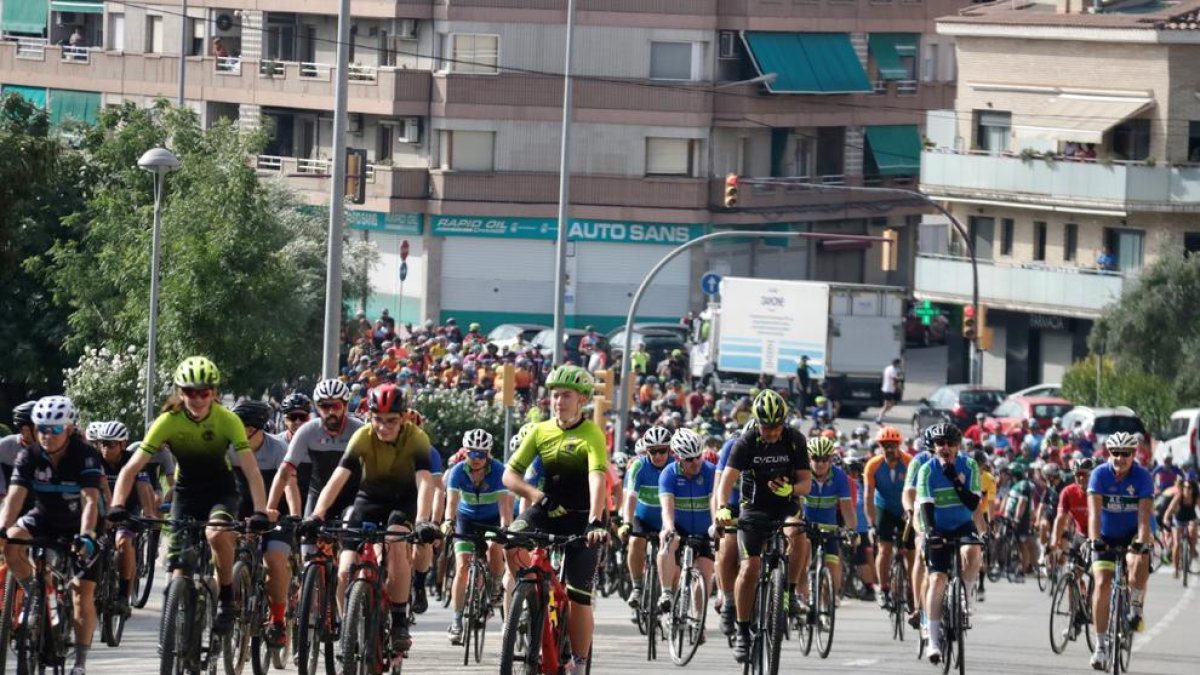 Unes 1.000 persones es concentren en Rubí per demanar més seguretat per a ciclistes