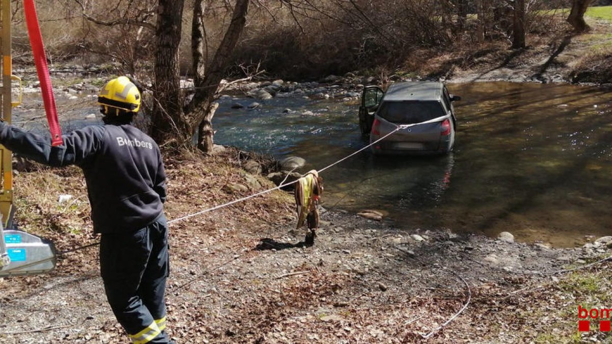 Els Bombers també van extreure el vehicle de dins del riu.