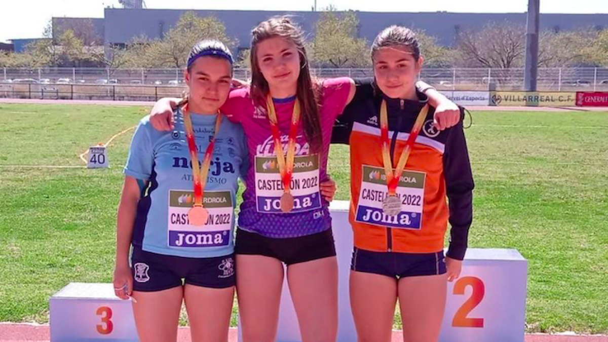 Èrika Sellart, en el centro, ayer con sus compañeras de podio.