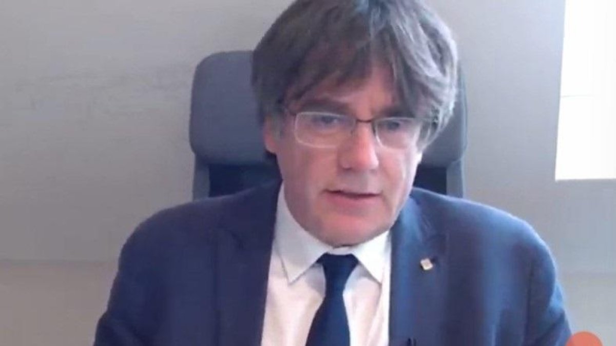 El expresidente de la Generalitat y líder de Junts, Carles Puigdemont, en videoconferencia.