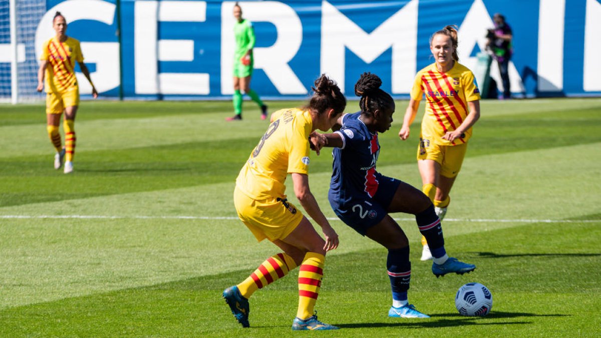 Sandy Baltimore controla el balón ante la azulgrana Marta Torrejón.
