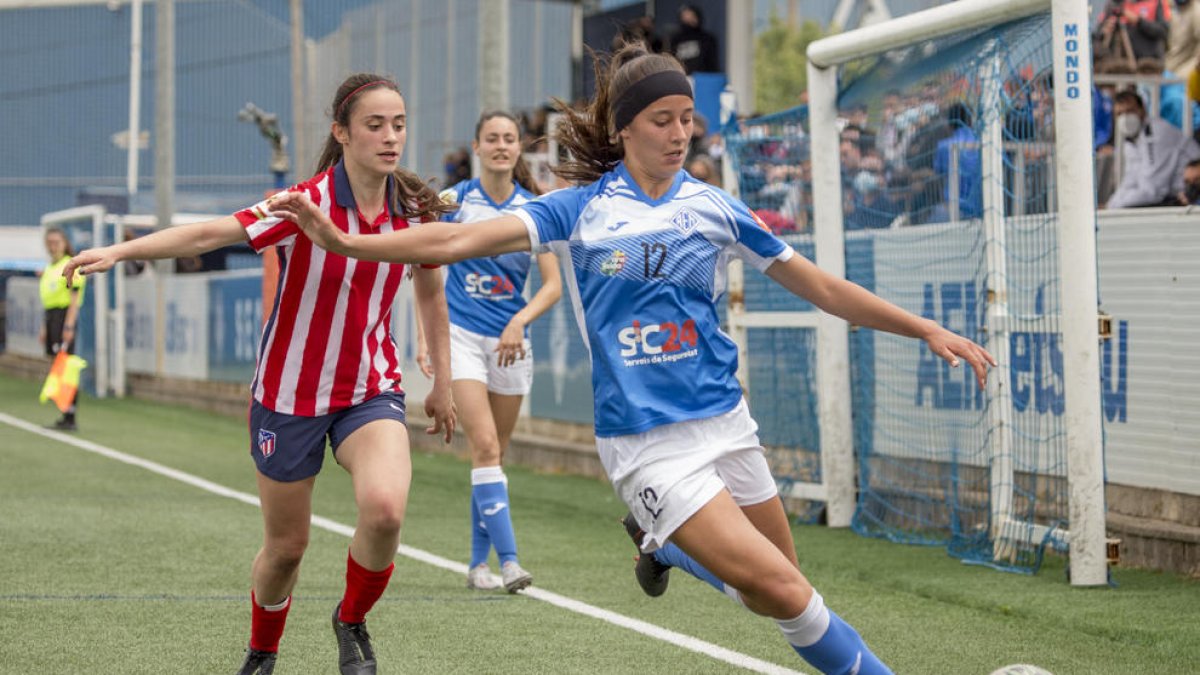 Patri, que volvió a la titularidad tras el gol ante el Oviedo, intenta salvar un balón por la banda.