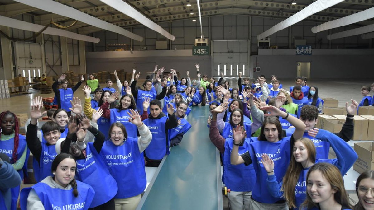 Jóvenes que este año han colaborado en la clasificación de los alimentos donados en el Gran Recapte.