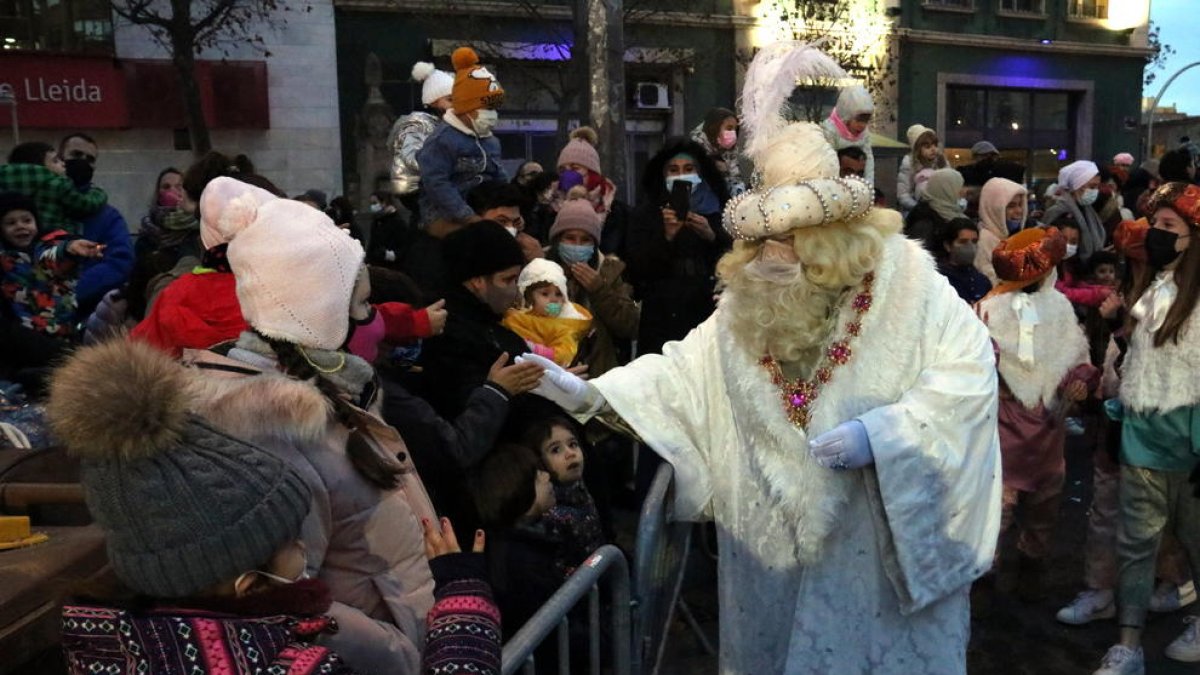 Els Reis d'Orient arriben a Lleida amb el tren de la Pobla per repartir il·lusió entre els infants de la ciutat