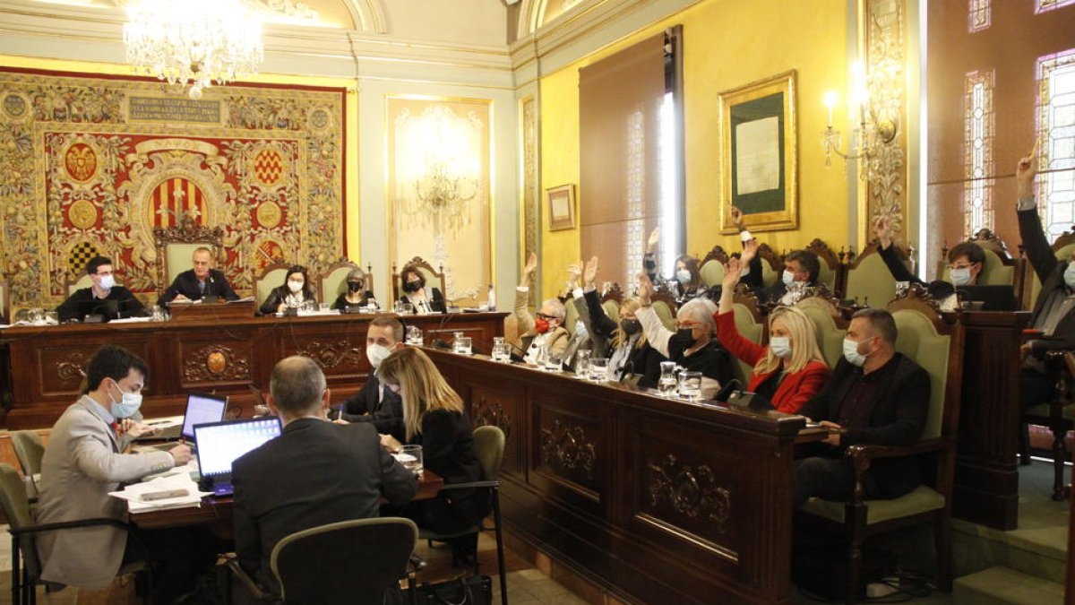 Alcalde i tinents d’alcalde i edils del PSC (dreta) al ple.