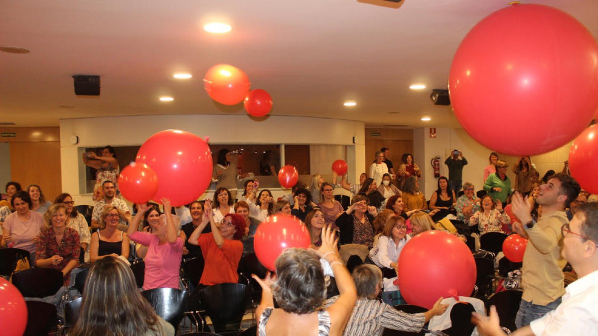 En la jornada se llevó a cabo una dinámica para reír, como esta con pelotas entre el público.