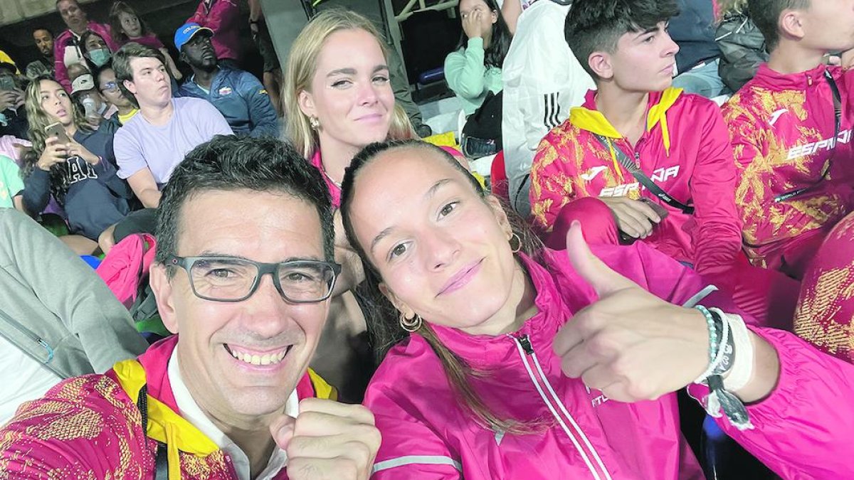 Berta Segura, en la foto junto con su entrenador, Iván Espílez, horas antes de disputar la final.
