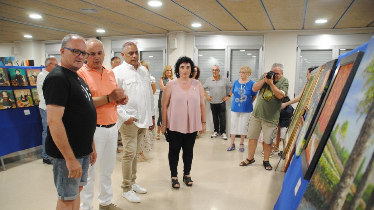 La inauguración de la exposición de pinotres locales y el espectáculo infantil “Bombollam”, algunos de los actos de ayer, primer día de las fiestas.