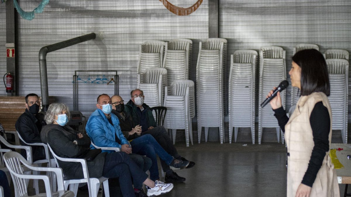 Pueyo escolta la intervenció de Vilalta a l’assemblea d’ERC.