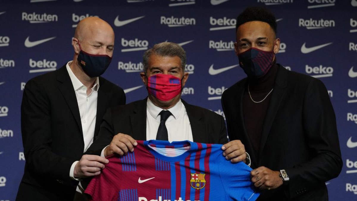 Aubameyang, junto al presidente Joan Laporta y el asesor deportivo del club, Jordi Cruyff.