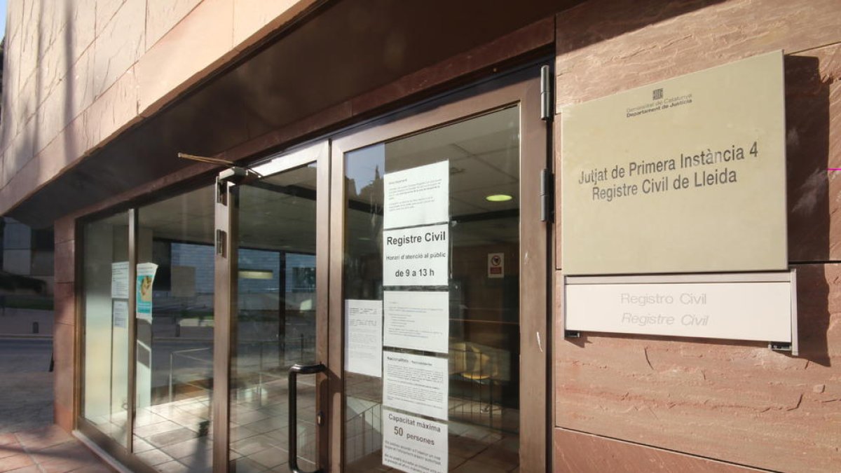 Vista de la entrada al Registro Civil de Lleida.