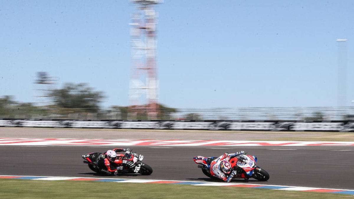 Aleix, darrere de Martín, durant el gran premi disputat a l’autòdrom de Termas de Río Hondo.