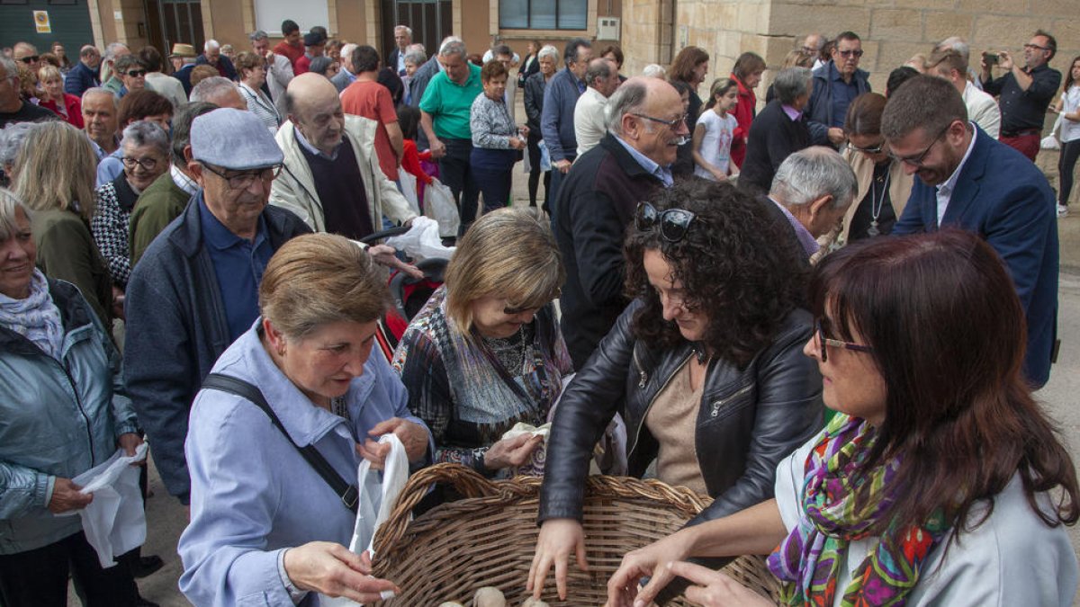 El acto se celebró ayer por la tarde en la plaza de l’Església y convocó a centenares de personas llegadas de toda Catalunya.