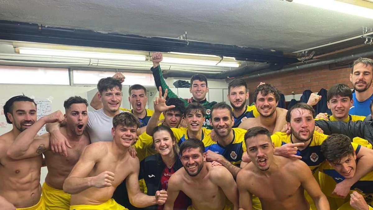 Els jugadors del Tàrrega celebren el seu important triomf al vestidor després del partit.