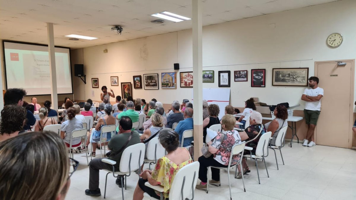 La reunió veïnal convocada per l’alcaldessa ahir.