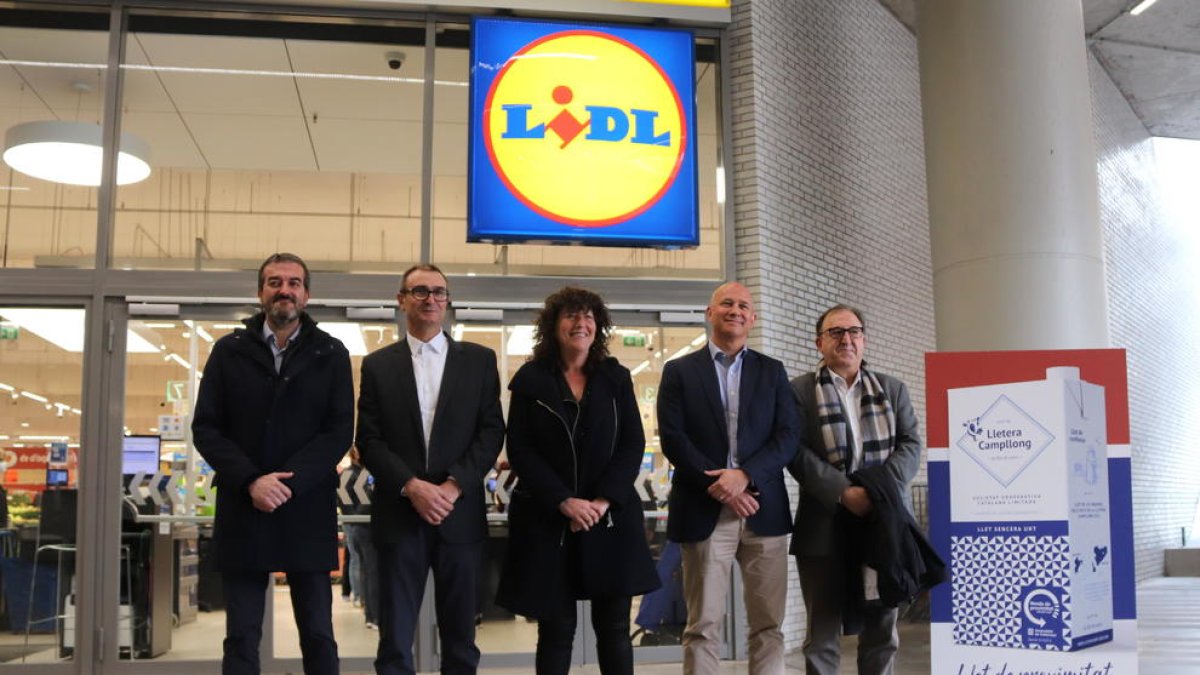 La cooperativa Campllong llega a un acuerdo con Lidl para vender leche de Km0 a un precio justo para los ganaderos