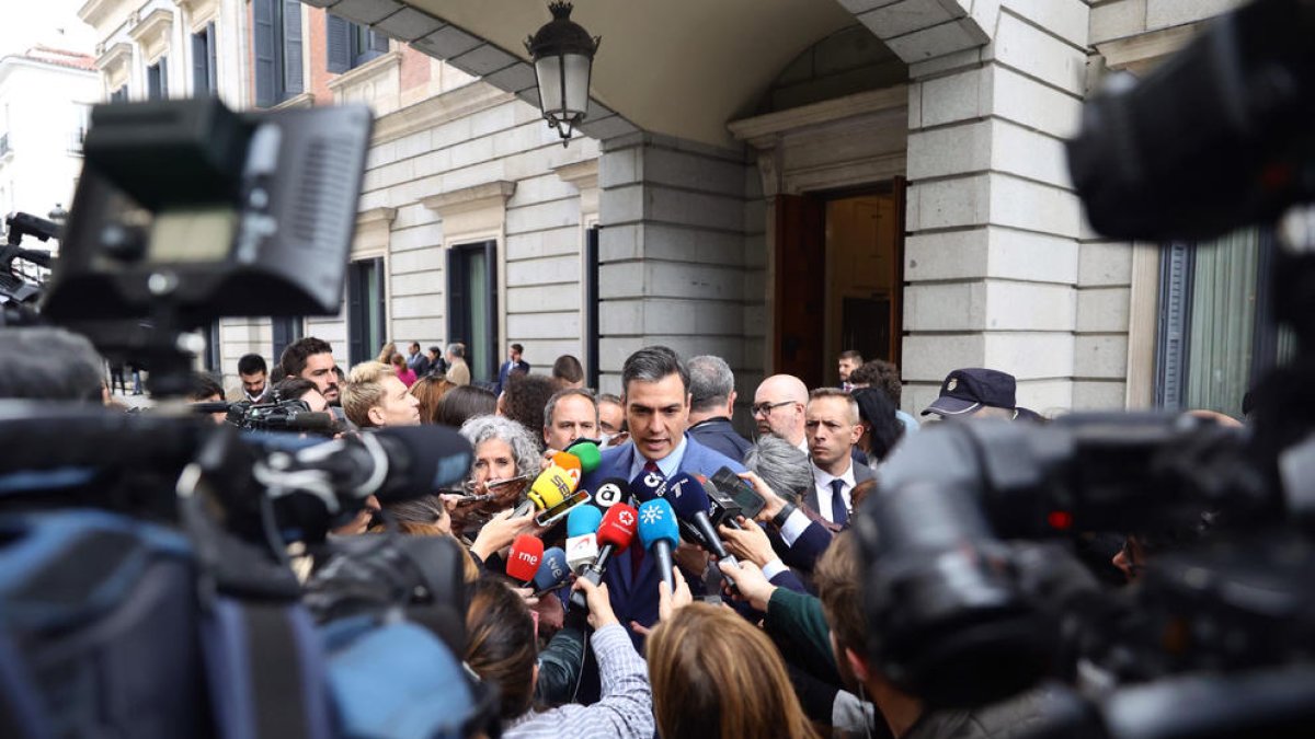 El presidente del Gobierno, Pedro Sánchez, rodeado de periodistas la semana pasada en el Congreso.