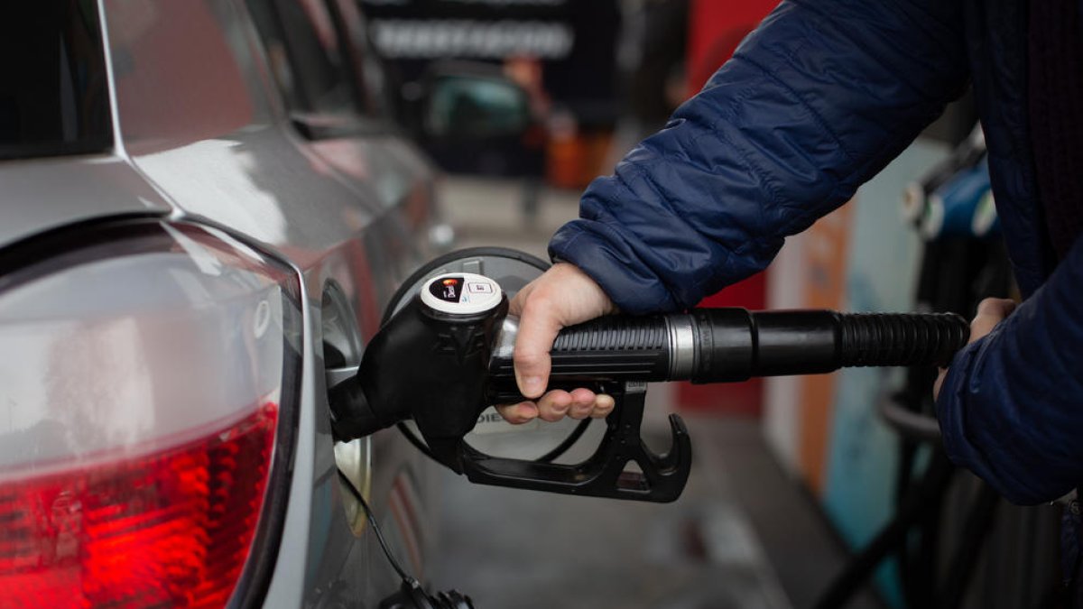 Un hombre reposta gasolina en una gasolinera de Barcelona.