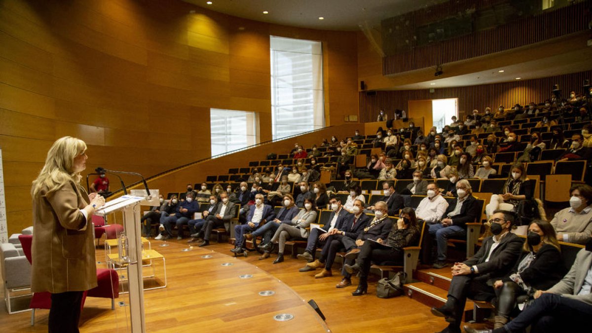 La consellera Cervera, ahir durant el seu discurs a l’auditori del campus de Cappont de la UdL.