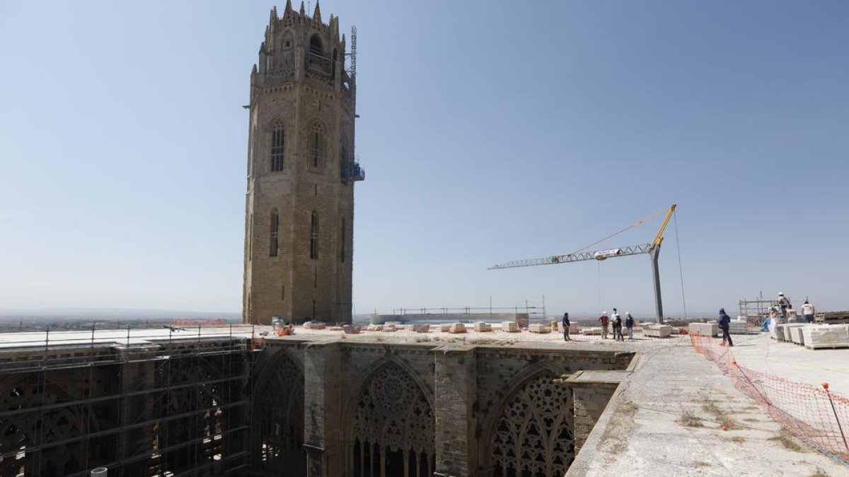 Una vista de les obres a la coberta del claustre de la Seu Vella, en una imatge de l’agost del 2020.