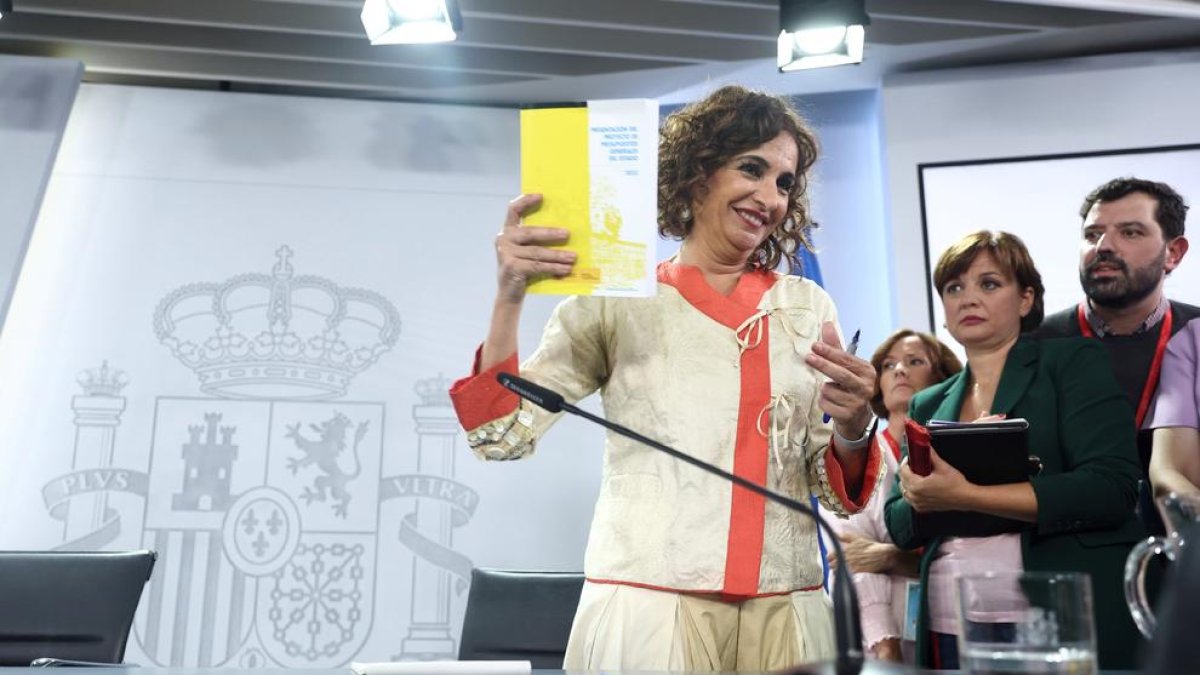 La ministra de Hacienda y Función Pública, María Jesús Montero, sostiene el libro de los Presupuestos Generales del Estado 2023 tras una rueda de prensa posterior al Consejo de Ministros.