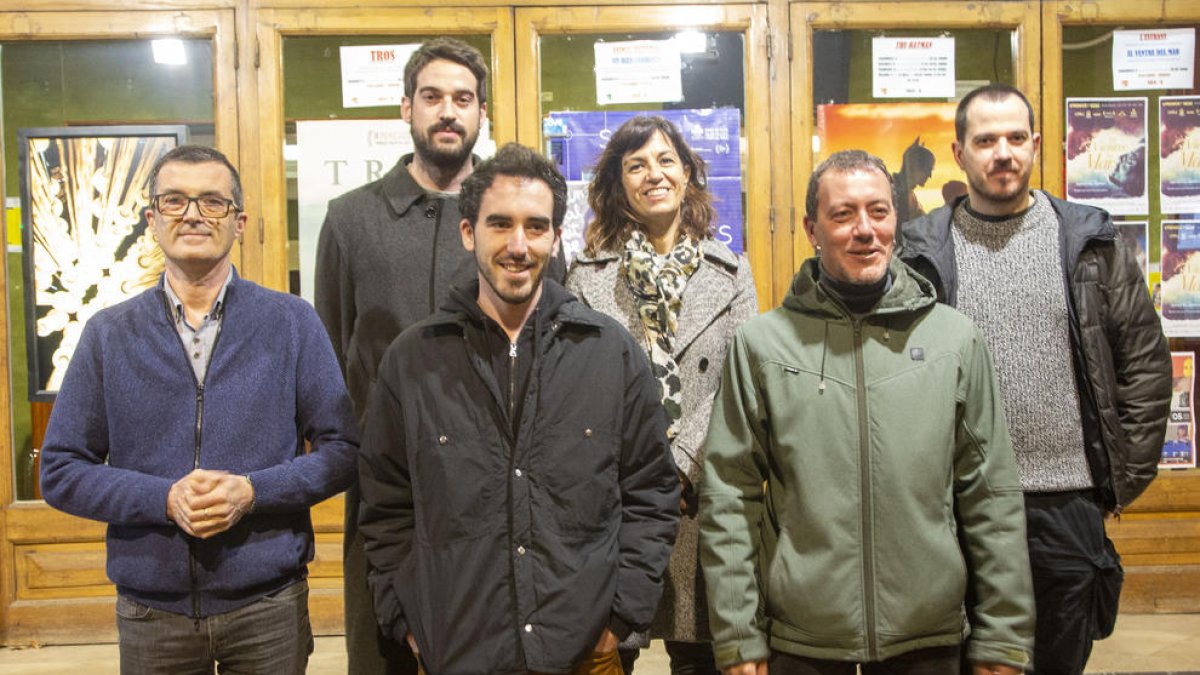 L’actor Roger Casamajor i el director Oriol Guanyabens amb les autoritats locals, entre d’altres.