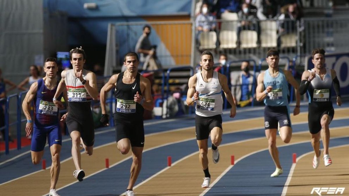 Bernat Erta, segon per l’esquerra, durant la final dels 400 de l’Estatal en què va guanyar el bronze.
