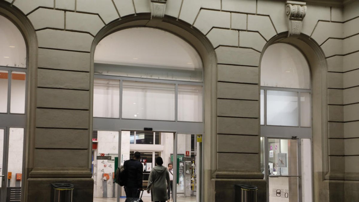 Imagen de viajeros entrando ayer a la estación de trenes de Lleida ciudad.