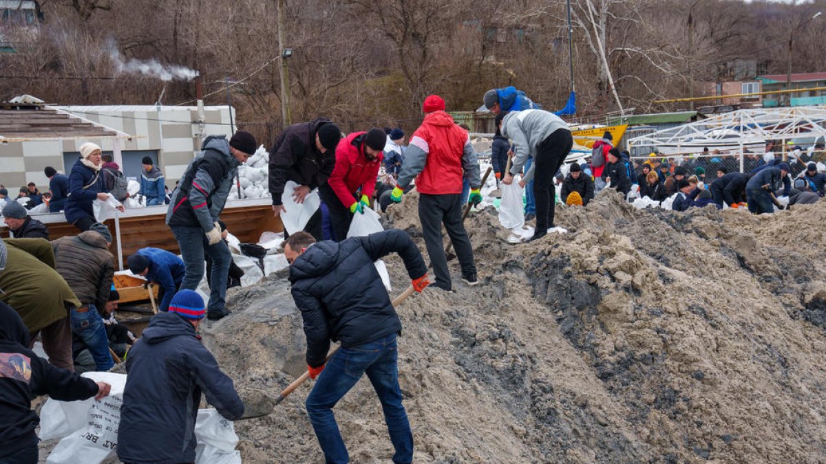 Els civils preparen barricades a Odessa davant del temor d’una arribada de forces russes pel mar.