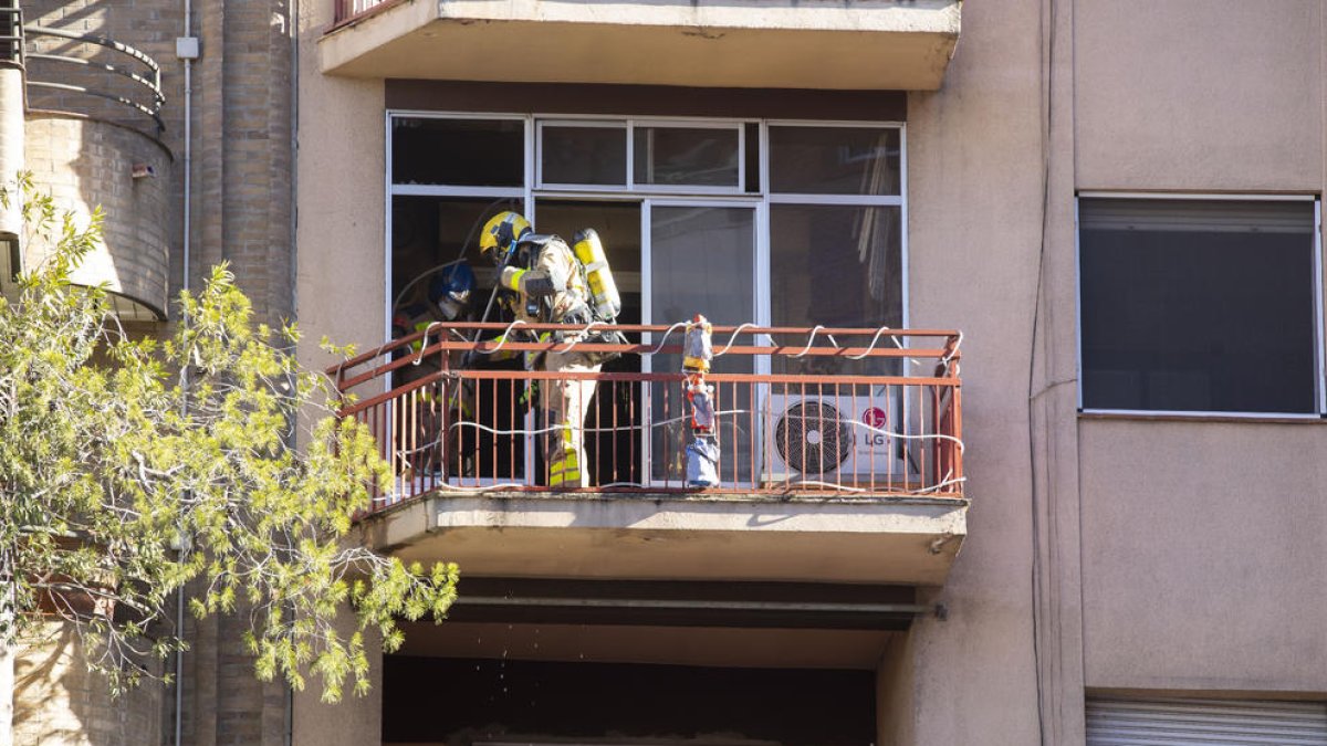 Bombers revisant l’habitatge de Príncep de Viana on hi va haver un dels focs.