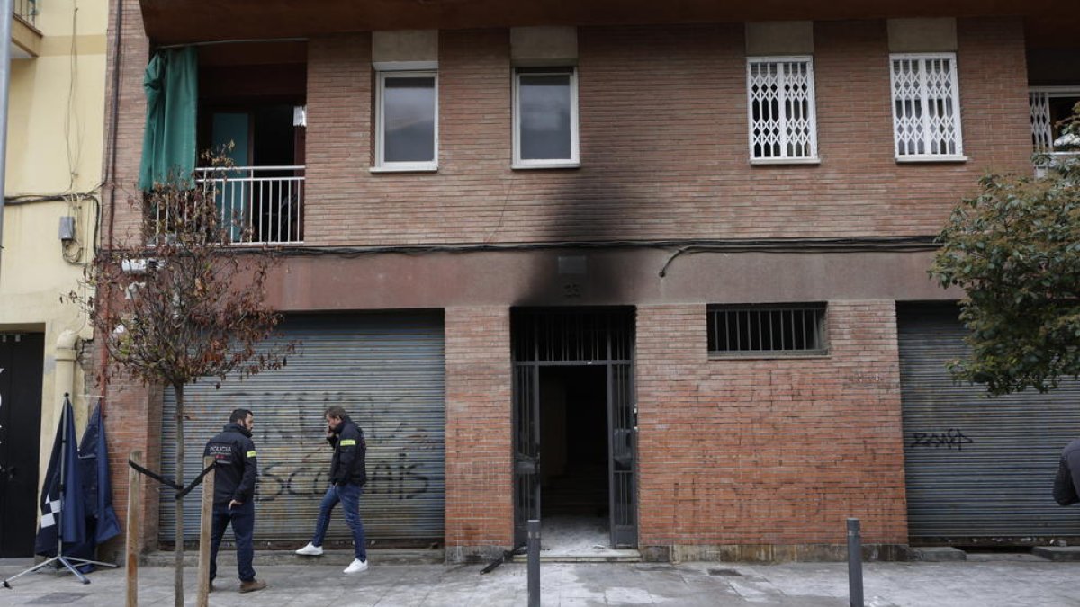 Agentes de los Mossos d’Esquadra, ayer ante el lugar de los hechos.